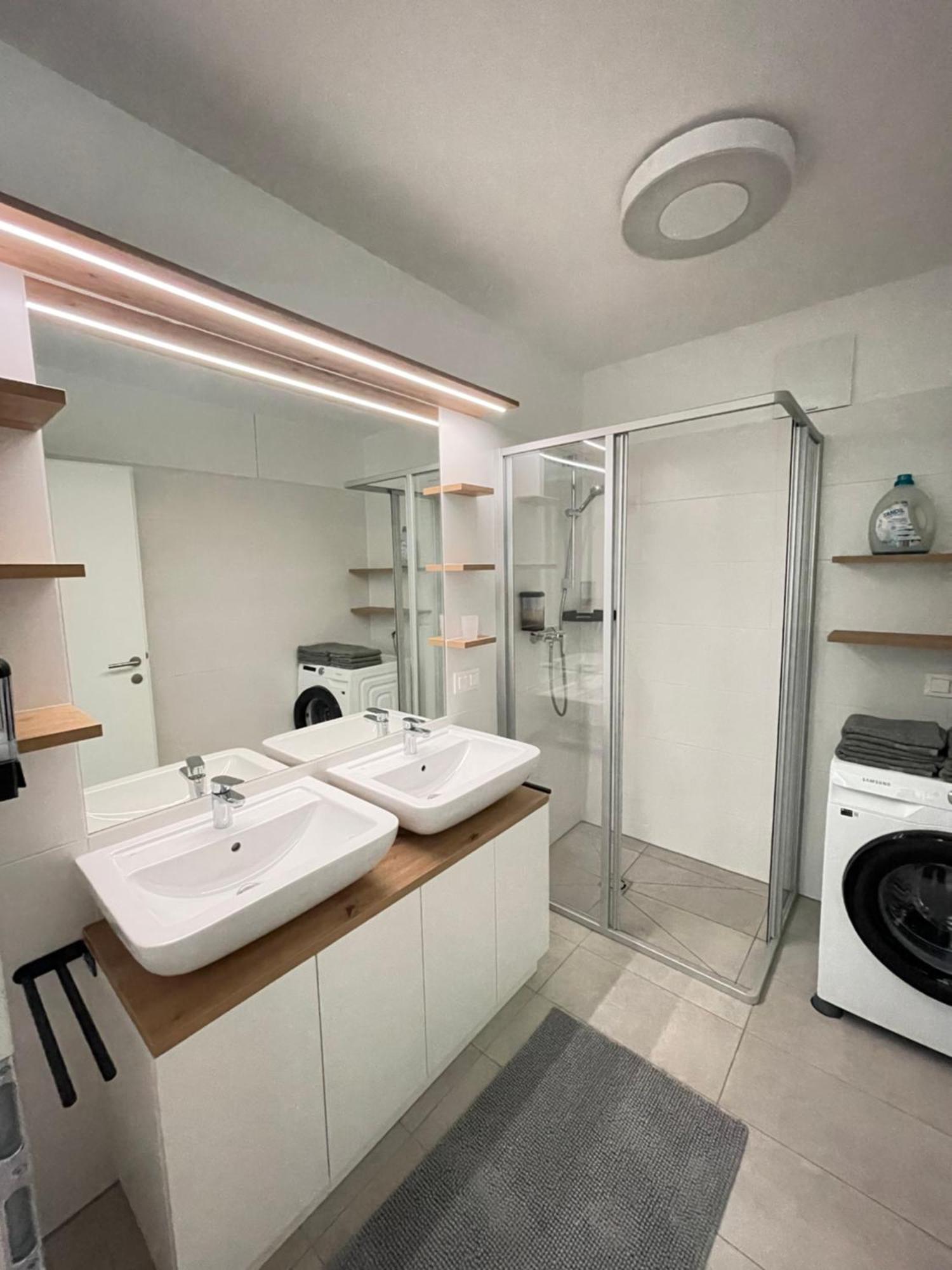 100 Qm Penthouse, Self-Check-In, 2 Parkplaetze Apartment Грац Екстериор снимка